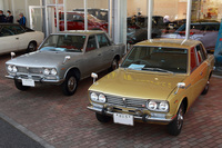 今回、集まった初代「ローレル」はセダンが3台、ハードトップ1台の計4台。セダンのうち2台は新車以来の「足立5」のシングルナンバー付きの「デラックスB」だった。手前のゴールドは最初期型である1968年式、シルバーはワイパーを通称“ケンカワイパー”こと対向式から平行式に改めるなどの年次変更が施された1969年式。