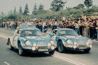 「アルピーヌA110」はラリーで無類の強さを発揮。1973年には、同年初開催された世界ラリー選手権において年間タイトルに輝いている。写真は同年のアクロポリスラリーでのもの。