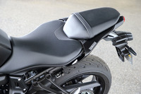 シートの高さは従来モデルと同じ805mm。スリムな車両形状とも相まって、足つき性は良好だ。