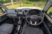 インテリアは、取って付けたような（失礼！）センターコンソールによって収納関連の利便性が向上。かつてはそこここにあった灰皿が廃止されたのはいいが、マストアンテナの電動伸縮スイッチまでなくなってしまったのが、ちょっと残念。