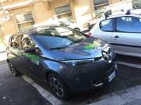 フィレンツェ市街で見つけた「ルノーZOE」。EVカーシェアリングでは使われるものの、そのコンパクトさゆえタクシーには不向きという。