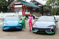 イベントを盛り上げた元レーシングドライバーの土屋圭市氏（写真向かって左）と、国内外のさまざまなモータースポーツで活躍する塚本奈々美選手（同右）。