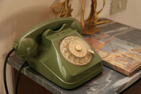 ジャンニさんの家にあるダイヤル式電話機は、今も現役。懐かしいメカニカルな呼び出し音が響く。