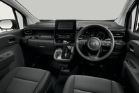 「X」では、他のグレードとは異なり、設定される内装色は「ブラック」のみとなる。