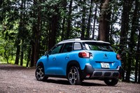 Bセグメントに属する「C3エアクロスSUV」のボディーサイズは全長×全幅×全高＝4160×1765×1630mm、ホイールベース＝2605mm。実車を見ると、ベースとなった同じ「PF1」プラットフォームをベースする「C3」よりも、ひとまわり大きいサイズ感だ。