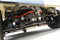 リアの足まわりについては、eアクスルの搭載、および約300kgもの重量増に対応するため、専用設計のサスペンションを採用した。