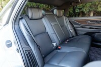 3000mmものホイールベースを持つクルマだけに、後席もゆとりは十分。電動リクライニング機能や、降車時リクライニングサポート機能、収納付きのフットレストなどが装備される。