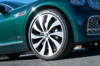 22インチのタイヤ＆ホイールはパッケージオプションに含まれている。タービンのようなデザインのスポークがカッコいい。