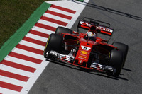 完成度の高いマシンを送り出すことに成功した今季のフェラーリ。その次なる課題は、激烈な開発競争にも打ち勝つことだ。ベッテル（写真）はハミルトンに100分の5秒遅れて予選2位となったものの、改良したスタートシステムのおかげか、抜群の加速でレースでは早々にトップに立った。しかしメルセデスとは違うタイヤ選択が裏目に出たか、速さには不利なミディアムを履いた最後のスティントでハミルトンに逆転を許し、2位でフィニッシュ。ポイントリーダーの地位は6点差で守った。（Photo=Ferrari）