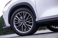 「バージョンL」専用の20インチアルミホイール。写真の標準仕様のものとは別に、ダークグレーメタリック塗装の5ツインスポークデザインのホイールも用意される。（写真：花村英典）