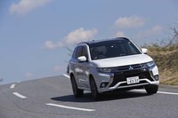 「Sエディション」では、構造用接着剤の採用によるボディー剛性の強化や、ビルシュタイン製のショックアブソーバーの採用などにより、走行性能が高められている。