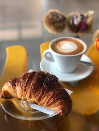 イタリア人の軽い朝食だが、彼らの店のそれは、手を抜いていない。