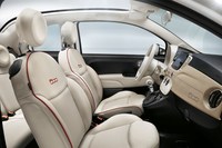 日本仕様は右ハンドル、5段AMT仕様となる。