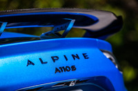 シリーズで初めての採用となる、カーボン製の大型リアスポイラーが目を引く「アルピーヌA110 Sアセンション」。ベース車は、マイナーチェンジを機に1.8リッター直4ターボエンジンの最高出力が300PSに強化された「A110 S」。