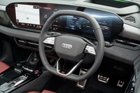 インストゥルメントパネルには「アウディバーチャルコックピット」と「MMIタッチディスプレイ」の2枚のディスプレイを搭載。オプションでパッセンジャーディスプレイも用意される。