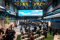 発表会場内の様子。鉄骨や配管などをそのまま生かしながら特別な空間にしつらえられており、展示コーナーだけでなく専用のキオスクなども用意されていて、飲食を楽しめた。