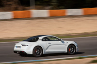 動力性能については、0-100km/h加速が4.4秒、最高速が260km/hと公称される。