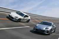 「GR 86」（写真左）は2021年秋に、新型「BRZ」（同右）は2021年夏に発売される予定だ。