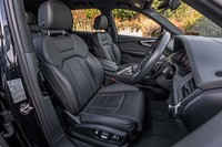 バルコナレザーSラインロゴ付きフロント電動調整メモリー機能付きシートは、「Sラインパッケージ」に含まれるオプションアイテムになっている。