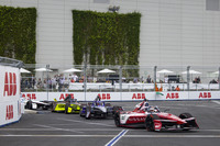 日産フォーミュラEチームのオリバー・ローランド選手（写真先頭）は東京大会までの7戦で3勝、5度も表彰台に立ち、トップの座に君臨。東京大会前に、ポイントランキングで2位以下に圧倒的な差を築いていた。