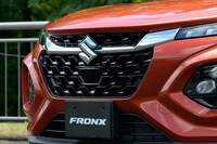 フロントグリルのど真ん中に装備されるミリ波レーダー。日本仕様の「フロンクス」には、レーダーと単眼カメラ、超音波センサーを用いた、スズキ最新の先進運転支援システム「デュアルセンサーブレーキサポートII」が搭載される。