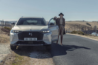 「DS 7」の特別仕様車「オペラE-TENSE 4×4パールグレーエディション」登場
