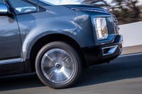 センター部分のブロック剛性を高め、高速走行時の直進性や操縦安定性を確保。背の高いミニバンタイプのボディーデザインが採用される「デリカD：5」だが、レーンチェンジの際にクルマがヨレるような不安感はなかった。