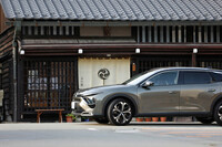 飛騨高山の街並みと「シトロエンC5 X」。