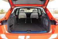 後席の背もたれを倒し、荷室容量を最大化した状態。背もたれのリリーススイッチは荷室の側面にも備わる。