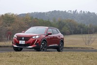 エンジン車との“対等な関係”をうたうプジョーの「e-2008」。グレード構成もエンジンモデルと同じ「アリュール」と「GTライン」の2本立て。試乗したのは前者。