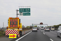 渋滞のときにあちらの方が速そうだと車線を移動しても、渋滞20kmあたりで1分ほど速く走れる程度。トイレ休憩などに要する時間を考えれば、車線ごとの速さの違いは考えないのが一番だ。