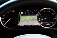 ベースグレードのメーターはアナログの2眼式にTFTのマルチインフォメーションディスプレイの組み合わせ（写真）。その他のグレードは、メーターの代わりにフルデジタルのディスプレイが備わる。