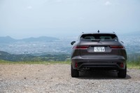 リアセクションでは、コンビランプのグラフィックをサーキットのシケインをイメージしたというパターンに変更。「Iペース」などと同じモチーフだ。