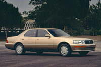 「レクサスLS400」は1989年1月のデトロイトショーで発表され、同年8月に販売が開始された。