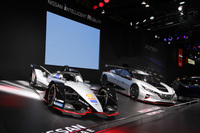 日産ブースにて、「フォーミュラE」（左）と「リーフNISMO RC」（右）。