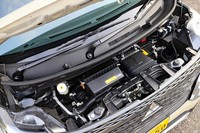 搭載される0.66リッター直3ターボエンジンは最高出力64PS、最大トルク100N・mを発生。自然吸気モデルも含めて全車に同2.7PS／同40N・mのモーターを使ったマイルドハイブリッド機構が組み合わされる。