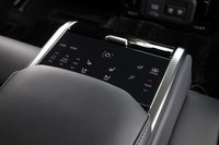 “エグゼクティブパッケージ”の後席用アームレスト。オーディオやエアコンのほか、ベンチレーション、サンシェードなどのスイッチが並ぶ。
