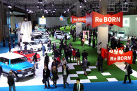 東京モーターショー2011のトヨタブースの様子。『ドラえもん』ワールド全開の展示が賛否両論を呼んだ。