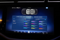 アンビエントライトの操作画面。「オーディオに同調」を選択すると、サウンドに合わせて室内の照明が明滅する。その破壊力は、私が知っているそれまで装備されていたメルセデスのアンビエントライトとは次元が違う。