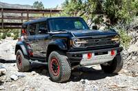 オーバーフェンダーが目を引くSUV「ブロンコ」のハイパフォーマンスバージョン「ラプター」。ワイルドなフォルムは、日本のクロカン4WDファンにも刺さりそうだ。