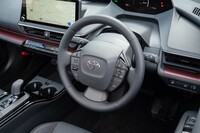 スポーク上ではなくホーンの周囲にスイッチがたくさん付いたステアリングホイール。下のほうにあるボタンは持ち替えないと指が届かない。