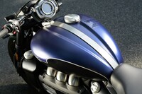 燃料タンクは容量18リッターのビッグサイズ。カタログ燃費は6.6リッター/100kmなので、理論上の航続距離は270kmほどだ。