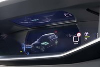 メーターパネルは、上方から映像を投影させることで遠近2層のカラー表示を実現。視認性のよさに配慮されている。