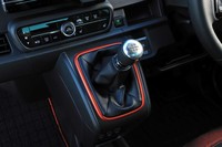 6段MTは1～5速をクロースにしたセッティング。2速で30～60km/hまでをカバーできるようにすることで、ワインディングロードなどで楽しめるようにしている。