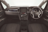 三菱が「デリカD：5」を一部改良　主要グレードで電動サイドステップが標準にの画像