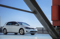 容量35.8kWhの駆動用バッテリーはフロア下に搭載される。JC08モードでの一充電最大走行可能距離は301km、今回のテストでは車載計の表示で240kmほどだった。