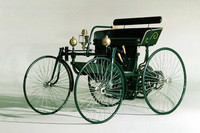 ダイムラーが1889年のパリ万博に出展した「シュトールラートヴァーゲン」。
