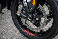 ブレーキは前がφ310mmのダブルディスクと4ピストンラジアルマウントキャリパー、後ろがφ285mmのディスクと2ピストンキャリパーの組み合わせ。タイヤサイズは前が120/70ZR17、後ろが190/55ZR 17で、試乗車はダンロップのスポーツタイヤ「スポーツスマートMk3」を装着していた。