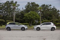今回は、売れ筋のコンパクトカー「ホンダ・フィット」（写真左）と「トヨタ・ヤリス」（同右）のハイブリッド車に試乗した。駆動方式はともにFF。