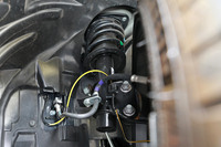 「RZ」「SZ」にオプション設定される「ザックス（ZF）アブソーバー」。減衰力をよりリニアな特性とすることで、日常使いでの快適性とスポーツ走行時の安定性の、より高い次元での両立を図っている。